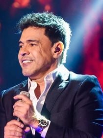 Zezé Di Camargo x SBT: antes da polêmica, fotos de gravação do especial de Natal mostram Graciele Lacerda emocionada, filha bebê de vermelho e Paula Fernandes convidada. Veja!