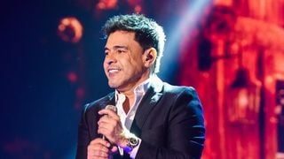 Zezé Di Camargo x SBT: antes da polêmica, fotos de gravação do especial de Natal mostram Graciele Lacerda emocionada, filha bebê de vermelho e Paula Fernandes convidada. Veja!