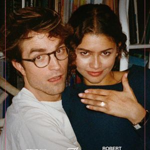 Detalhe em foto promocional de O Drama, com Zendaya e Robert Pattinson, viraliza após público notar mudança de gesto no filme
