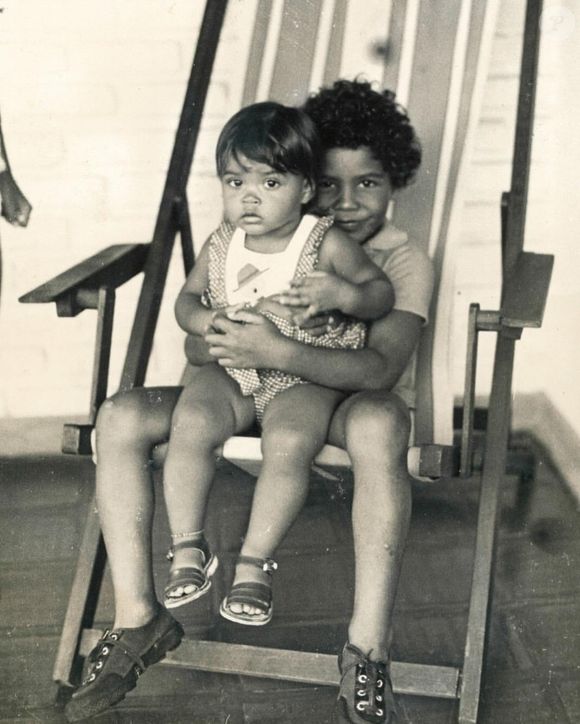 Nesta foto, Preta Gil aparece ao lado do irmão Pedro Gil, seu irmão que morreu em 1990