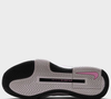 O Nike Zoom GP Challenge 1.5 HC Feminino tem unidades Air Zoom no antepé e no calcanhar. De acordo com a descrição da marca, a tecnologia contribui para a sustentação e a impulsão durante os movimentos nas quadras
