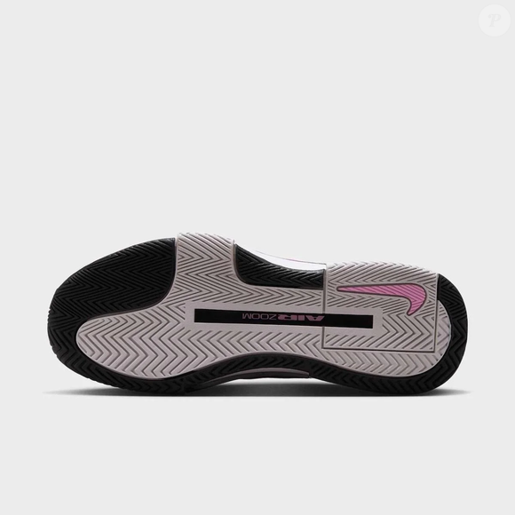 O Nike Zoom GP Challenge 1.5 HC Feminino tem unidades Air Zoom no antepé e no calcanhar. De acordo com a descrição da marca, a tecnologia contribui para a sustentação e a impulsão durante os movimentos nas quadras
