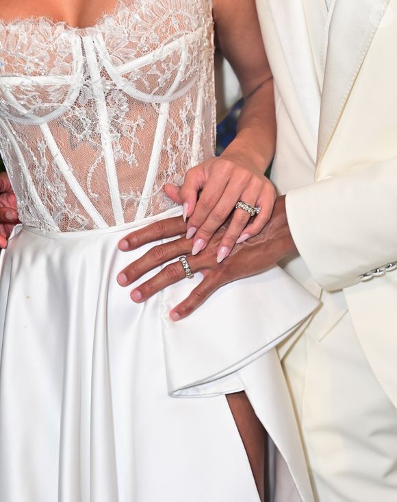 A peça usada por Tainá para a cerimônia principal foi criada sob medida pela renomada estilista brasileira Marie Lafayette, que já vestiu celebridades como Susana Vieira e Paolla Oliveira