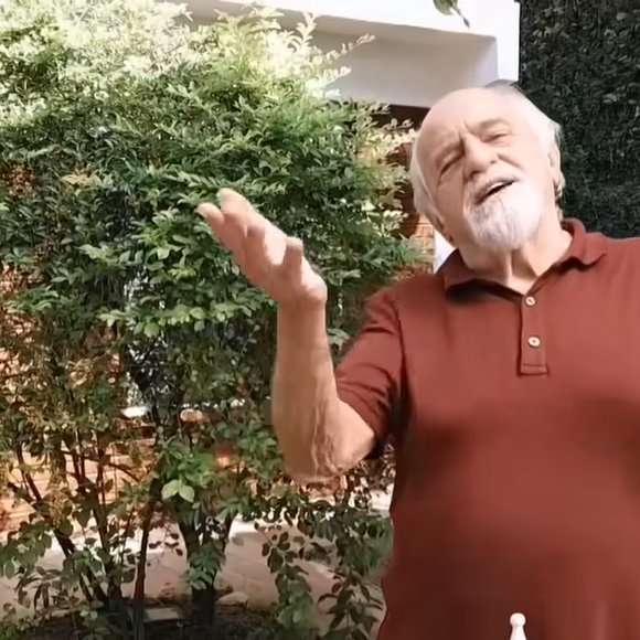Ary Fontoura cuida pessoalmente do jardim da própria casa