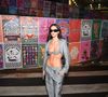 Look com alfaiataria de Bruna Marquezine no Lollapalooza aliava cintura baixa e tons neutros