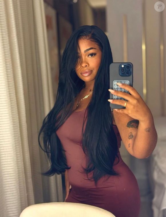 Belle Daltro, influenciadora digital baiana e irmã de Cristian Bell, entrou no radar dos fãs do Big Brother Brasil após ficar mais discreta nas redes e retomar atividades em plataformas onde estava ausente. Com passagens por realities de influenciadores, como o “Rancho do Maia”, ela já se envolveu em debates públicos e costuma dividir opiniões na internet