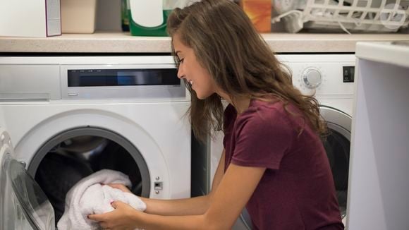Uma dica é substituir o amaciante por uma tampinha de vinagre branco, adicionando-o à máquina de lavar junto com o detergente habitual