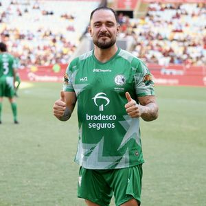 De uniforme verde, Diogo Nogueira também roubou a cena com suas pernas torneadas em campo