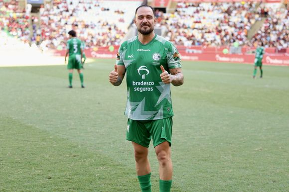 De uniforme verde, Diogo Nogueira também roubou a cena com suas pernas torneadas em campo