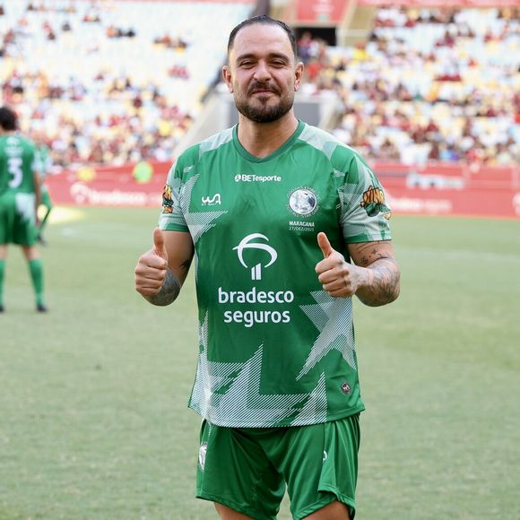 De uniforme verde, Diogo Nogueira também roubou a cena com suas pernas torneadas em campo