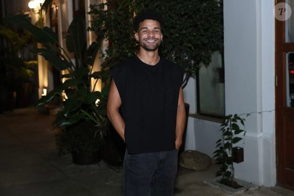 Sardinha (Lucas Leto) debocha de Maria de Fátima quando ela pede emprego na Tomorrow.