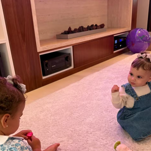 Sempre que pode, Neymar leva a pequena Helena para brincar com Mavie