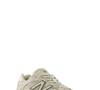 Com cabedal em mesh de nylon e sobreposições de camurça, o New Balance 9060 combina materiais diferentes em um visual retrô e esportivo que ganha um toque sofisticado graças à paleta de cores neutras