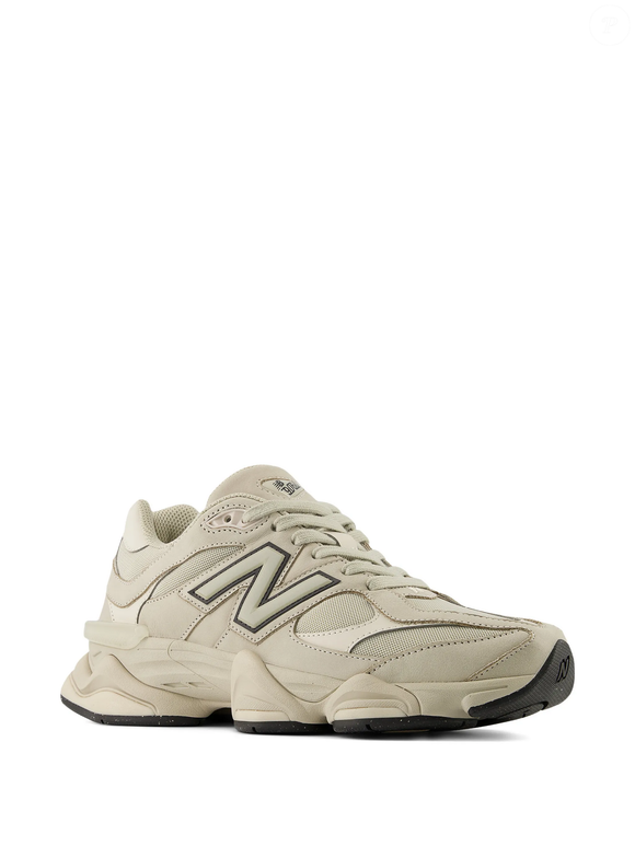 Com cabedal em mesh de nylon e sobreposições de camurça, o New Balance 9060 combina materiais diferentes em um visual retrô e esportivo que ganha um toque sofisticado graças à paleta de cores neutras