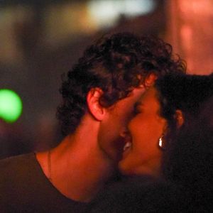 Bruna Marquezine e Shawn Mendes conversaram ao pé do ouvido e pareceram bem próximos em cliques de paparazzos