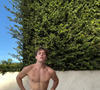 Pietro Antonelli apareceu só de cueca branca em um vídeo para se vestir