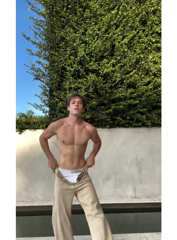 Pietro Antonelli apareceu só de cueca branca em um vídeo para se vestir