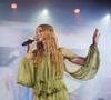 Marina Ruy Barbosa subiu ao palco com um vestido curtinho e esvoaçante, acompanhado de uma bota over the knee