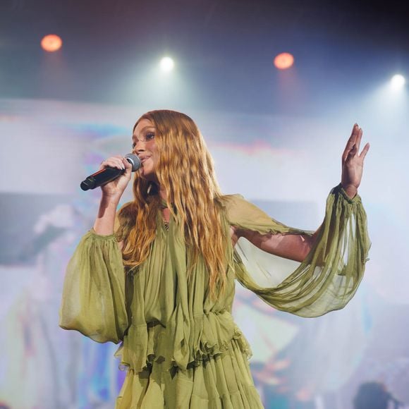 Marina Ruy Barbosa subiu ao palco com um vestido curtinho e esvoaçante, acompanhado de uma bota over the knee