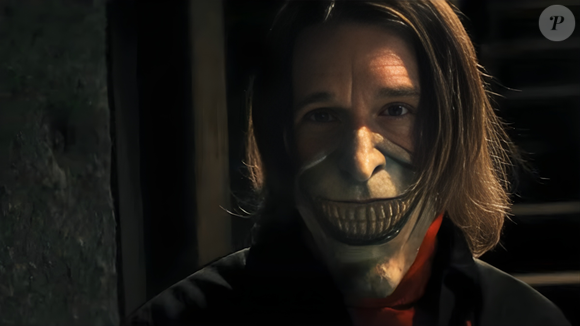 Dirigido por Scott Derrickson, o longa marca o retorno do cineasta ao terror e traz Ethan Hawke em papel inédito como vilão