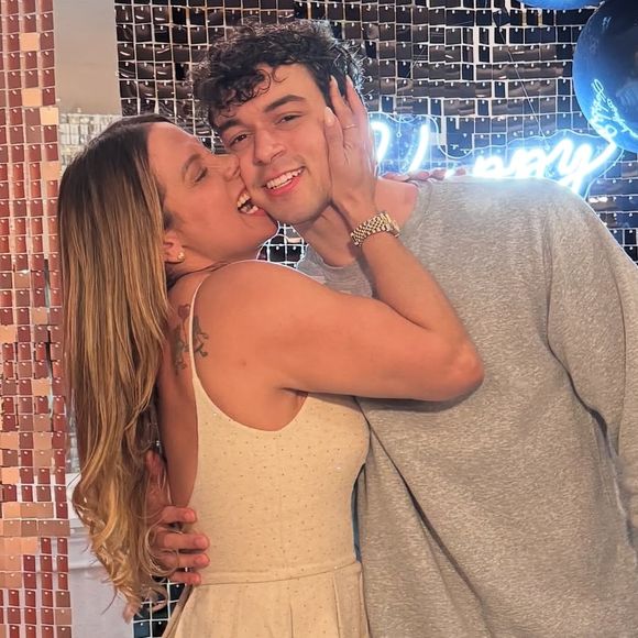 Carla Perez ao lado do filho, Victor Alexandre, de 22 anos