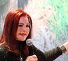 Viúva de Elvis Presley, Priscilla Presley foi processada por ex-sócios, sob alegações de que matou a própria filha, Lisa Marie Presley, para assumir a herança do cantor