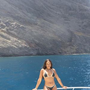 Rebeca Andrade escolhe biquíni preto e branco para passeio de lancha