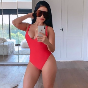 Simaria posa com um maiô vermelho. Além de cavada, a beachwear traz um decote generoso