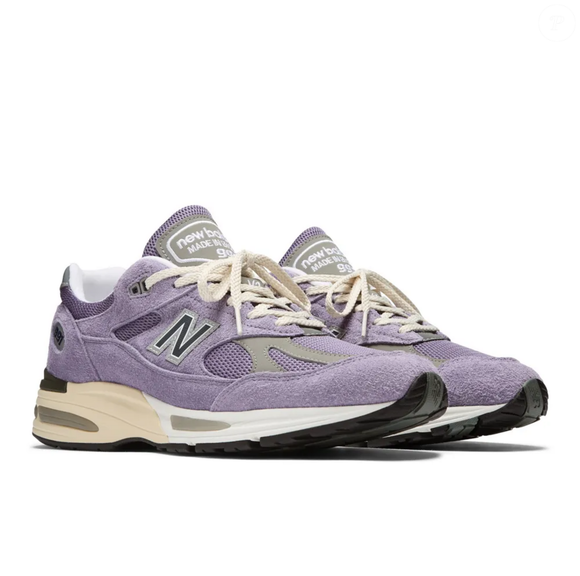 Os novos tênis New Balance na cor lilás são tão delicados que ofuscam as sandálias nos looks de verão