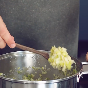 O caldo pode ser adaptado facilmente. Para quem prefere uma versão mais suave, é possível retirar o limão e as ervas frescas. Outra alternativa é substituir a cúrcuma por gengibre, que também possui ação anti-inflamatória.