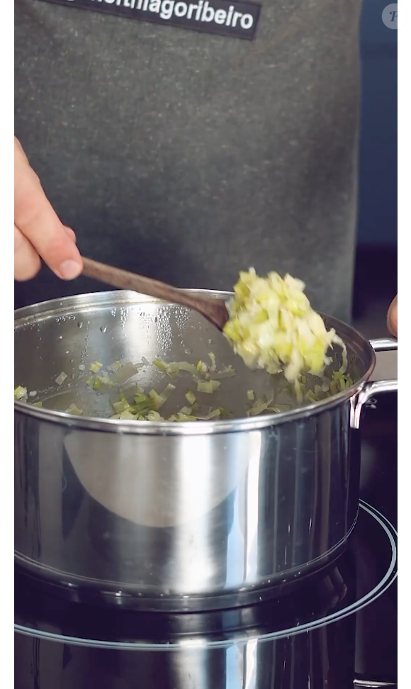 O caldo pode ser adaptado facilmente. Para quem prefere uma versão mais suave, é possível retirar o limão e as ervas frescas. Outra alternativa é substituir a cúrcuma por gengibre, que também possui ação anti-inflamatória.