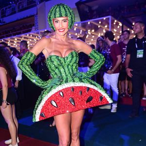 Deborah Secco homenageou a Mulher Melancia, Andressa Soares