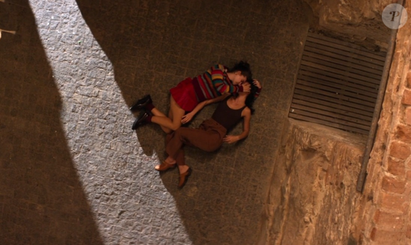 Bruna Marquezine e Alanis Guillen protagonizam um romance em Amor da Minha Vida, e os beijos das personagens viraram assunto nas redes sociais