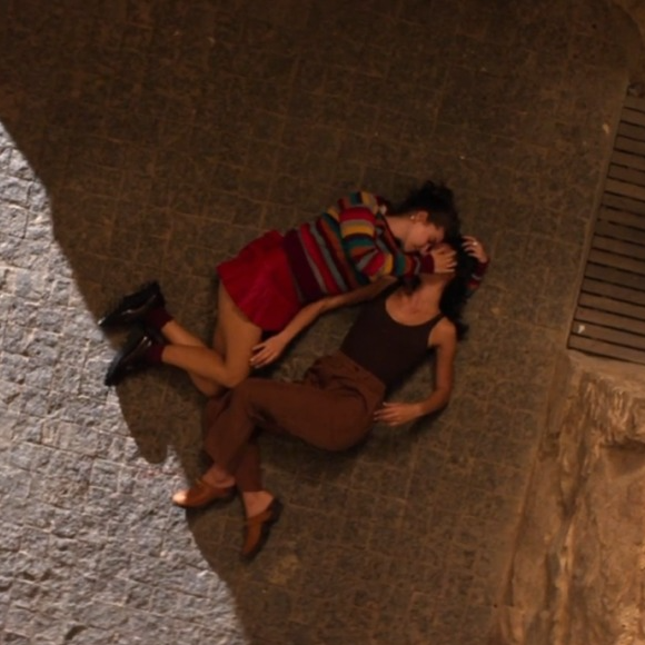Bruna Marquezine e Alanis Guillen protagonizam um romance em Amor da Minha Vida, e os beijos das personagens viraram assunto nas redes sociais