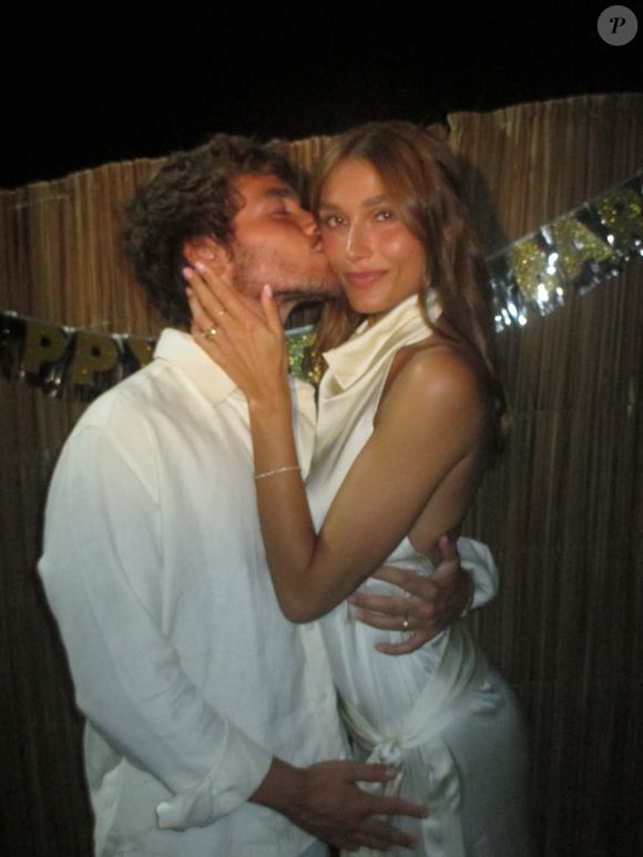 Melhor amiga de Bruna Marquezine, Sasha Meneghel ganhou carinho do marido, João Lucas, no réveillon 2026