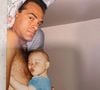 Oscar Schmidt com o filho ainda bebê