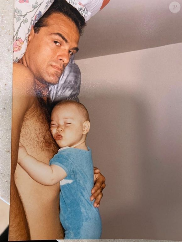 Oscar Schmidt com o filho ainda bebê