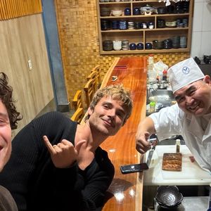 O jantar no Makoto San dura cerca de 1h50 e segue horários rígidos, com tolerância de apenas cinco minutos para atrasos