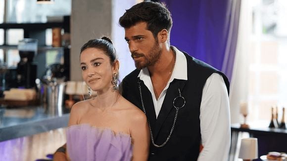 "Na Turquia, os dois são incríveis": Can Yaman explica a diferença nas comédias românticas turcas – Na foto, o ator Can Yaman contracena com a atriz Özge Gürel em "Senhor Errado".