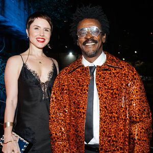 O cantor Seu Jorge foi ao evento na companhia da esposa, Mariana Jorge