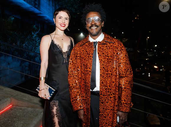 O cantor Seu Jorge foi ao evento na companhia da esposa, Mariana Jorge