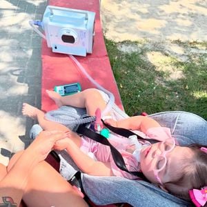 Juliano Cazarré refletiu sobre a luta enfrentada pela filha Maria Guilhermina desde o nascimento: 'Mas é difícil ver o seu filho sofrer. Era muita injeção, tubo, operação de peito aberto...'