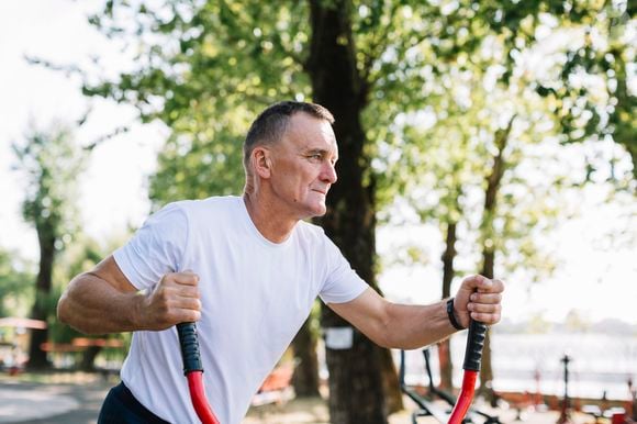 "Não se trata de dietas drásticas, mas sim de pequenas mudanças. Você pode começar incluindo vegetais em todas as refeições e, quando isso se tornar um hábito, substituir os grãos refinados por grãos integrais", diz o especialista