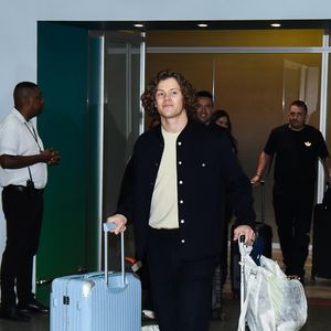 O esquiador Lucas Pinheiro Braathen desembarcou na manhã desta quarta-feira (25) no Aeroporto do Galeão, no Rio de Janeiro, após fazer história nas Olimpíadas de Inverno