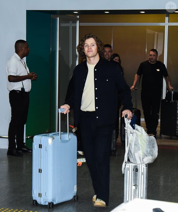 O esquiador Lucas Pinheiro Braathen desembarcou na manhã desta quarta-feira (25) no Aeroporto do Galeão, no Rio de Janeiro, após fazer história nas Olimpíadas de Inverno