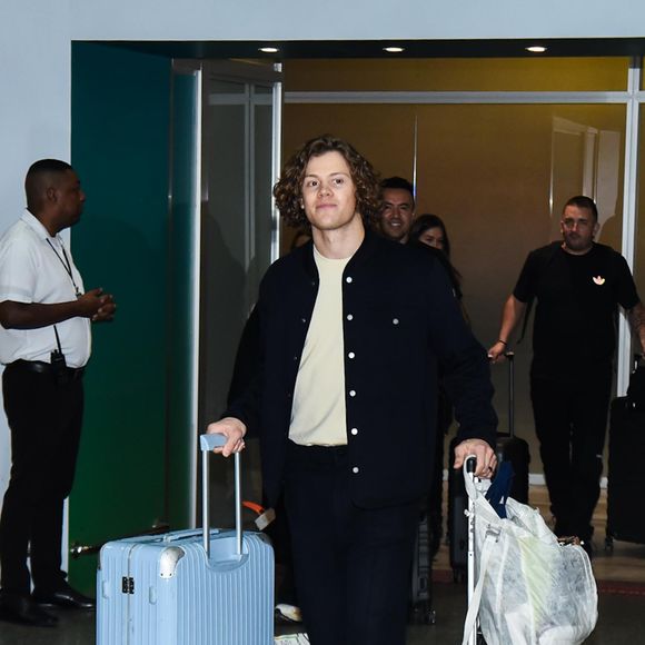 O esquiador Lucas Pinheiro Braathen desembarcou na manhã desta quarta-feira (25) no Aeroporto do Galeão, no Rio de Janeiro, após fazer história nas Olimpíadas de Inverno