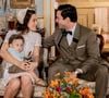 Maria (Bianca Bin) é casada com Celso (Rainer Cadete) na novela Êta Mundo Melhor