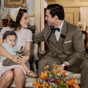 Maria (Bianca Bin) é casada com Celso (Rainer Cadete) na novela Êta Mundo Melhor