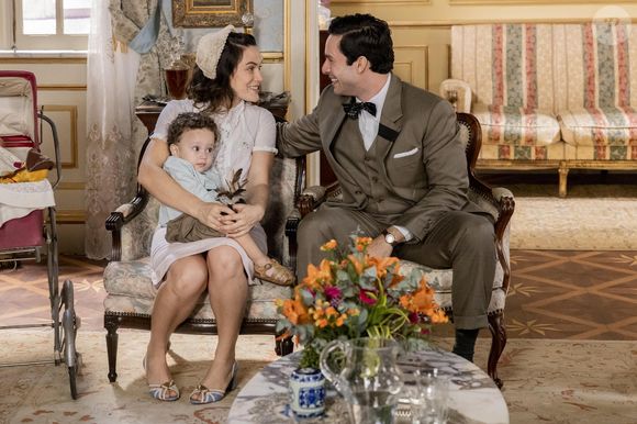 Maria (Bianca Bin) é casada com Celso (Rainer Cadete) na novela Êta Mundo Melhor