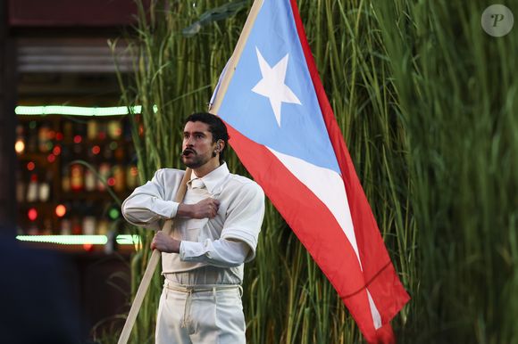 Aos 31 anos, o popstar apresenta a turnê 'DeBÍ TiRAR MáS FOToS', uma nostálgica carta de amor a Porto Rico, que também fala sobre gentrificação e influência estrangeira